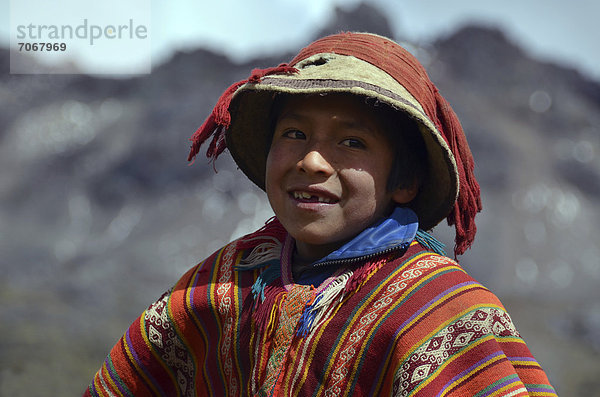 Traditionell gekleideter Indio-Junge in den Anden  bei Cusco  Peru  Südamerika