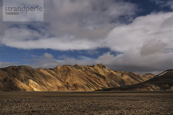 Farbige Berge aus Rhyolithgestein bei Landmannalaugar in der Gemeinde Rang·r_ing ytra  Hochland  Island  Europa