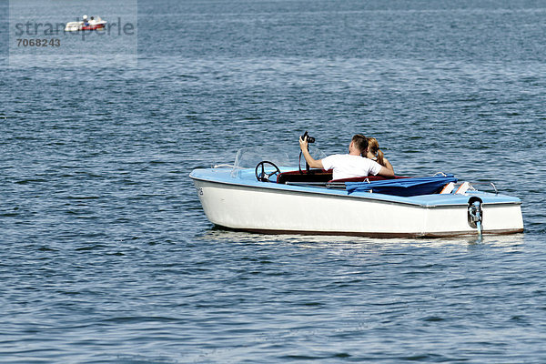 Paar in einem Boot beim Selbstporträt  Chiemsee  Oberbayern  Bayern  Deutschland  Europa