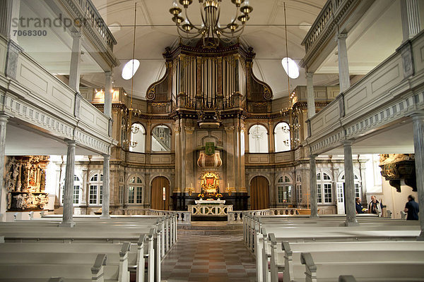 Innenraum mit Altar und Kirchenorgel der evangelisch-lutherischen St.-Nikolai-Kirche in Kappeln  Schleswig-Holstein  Deutschland  Europa