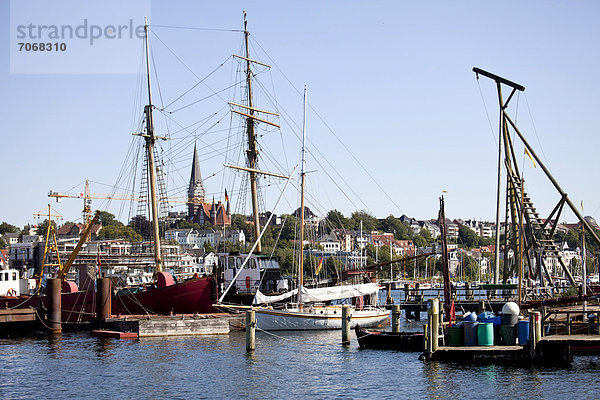 Historische Schiffe im Museumshafen oder Historischen Hafen Flensburg  Schleswig-Holstein  Deutschland  Europa