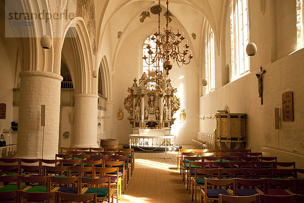 Innenraum und Altar der Heiliggeistkirche oder HelligÂndskirken  Hauptkirche der Dänischen Kirche in Flensburg  Schleswig-Holstein  Deutschland  Europa