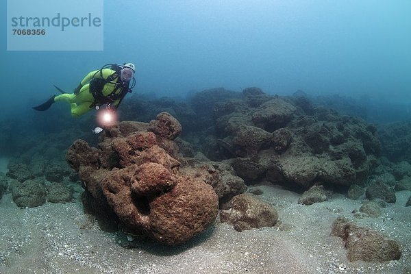 Taucher mit Felsblöcken  Caesarea Maritima  Mittelmeer  Israel  Unterwasseraufnahme