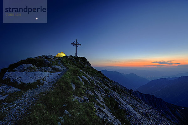 Blaue Stunde mit Bergpanorama und Zelt am Gipfelkreuz  Geißhorn  Tannheimer Tal  Tirol  Österreich  Europa