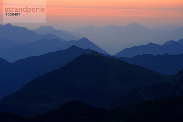 Sonnenuntergang mit Bergpanorama  Geißhorn  Tannheimer Tal  Tirol  Österreich  Europa