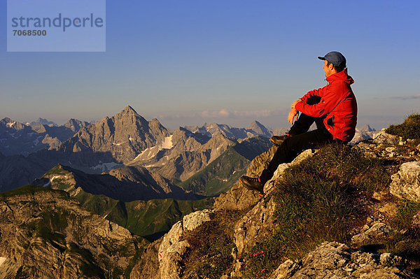 Bergsteiger mit Bergpanorama  Geißhorn  Tannheimer Tal  Tirol  Österreich  Europa