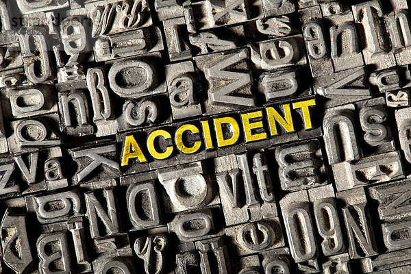 'Alte Bleilettern bilden das englische Wort ''ACCIDENT'''