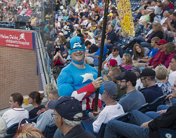 'Eine Nacht der Superhelden am Fifth Third Ballpark  ein Popcorn-Verkäufer ist als ''Captain America'' verkleidet  während eines Minor League Baseball-Spiels  Grand Rapids  Michigan  USA'