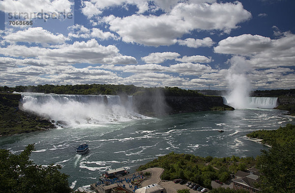 'Das Boot ''Maid of the Mist'' bringt Touristen an den Rand der Niagarafälle  Ontario  Kanada'