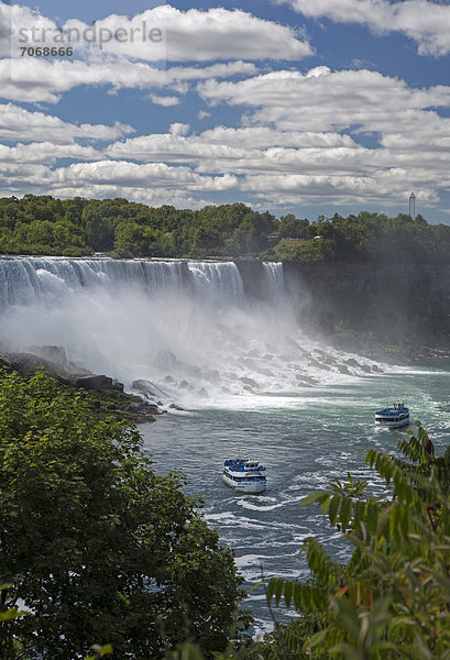 'Zwei Boote in der ''Maid of the Mist''-Flotte bringen Touristen an den Rand der Niagarafälle  Ontario  Kanada'