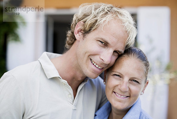 Porträt eines glücklichen mittleren Erwachsenenpaares