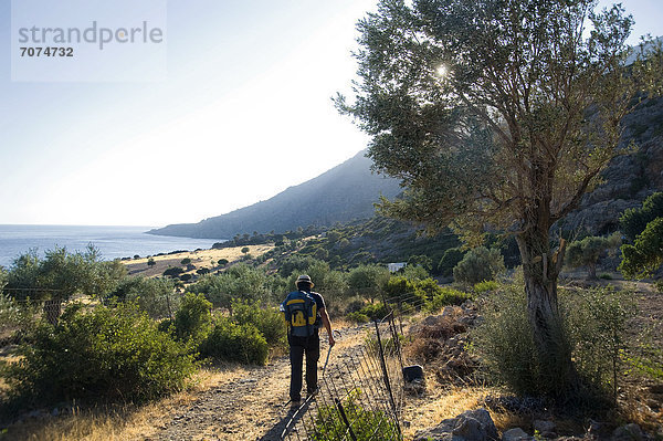 Mann wandert in Küstenlandschaft  Kreta  Griechenland