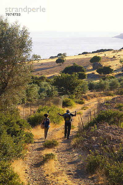 Paar wandert in Küstenlandschaft  Kreta  Griechenland