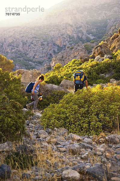 Paar wandert in Berglandschaft  Kreta  Griechenland