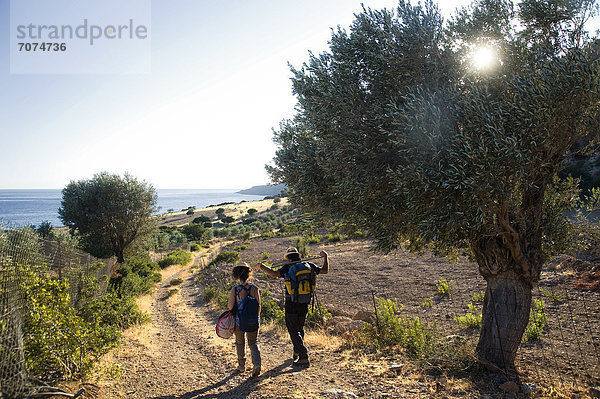 Paar wandert in Küstenlandschaft  Kreta  Griechenland