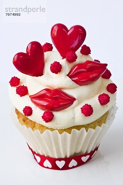Cupcake mit roten Lippen und Herzen zum Valentinstag