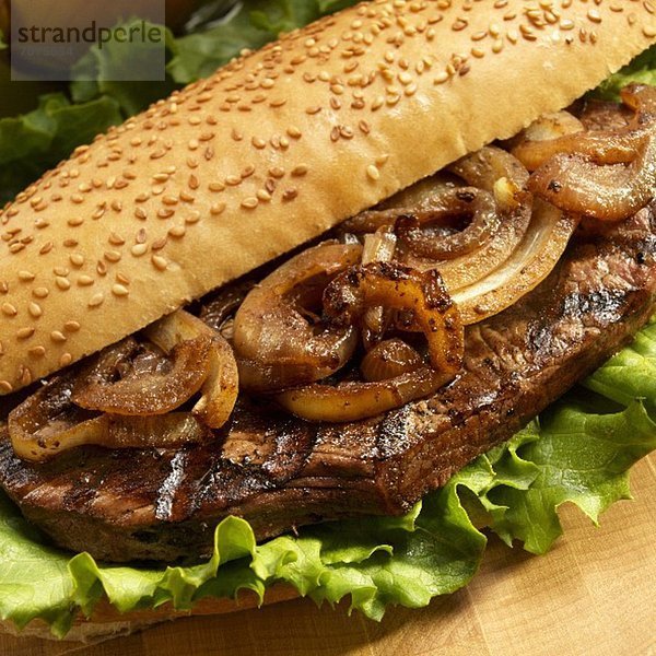 Steak-Sandwich mit Zwiebeln (Nahaufnahme)