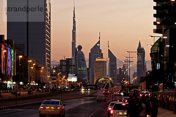Wolkenkratzer im Zentrum von Dubai im Abendlicht