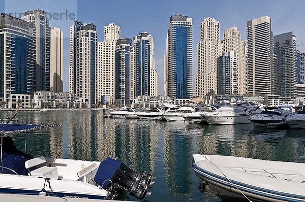 Wolkenkratzer und Jachthafen  Dubai Marina  Dubai