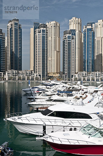 Wolkenkratzer und Jachthafen  Dubai Marina  Dubai
