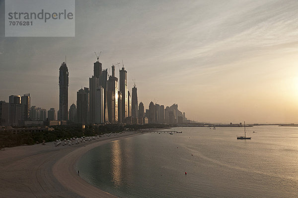 Sonnenuntergang am Strand mit der Skyline von Dubai