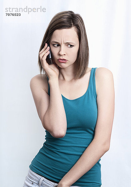 Junge Frau mit Handy  verärgert