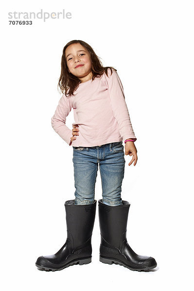7jähriges Mädchen mit viel zu großen Gummistiefeln