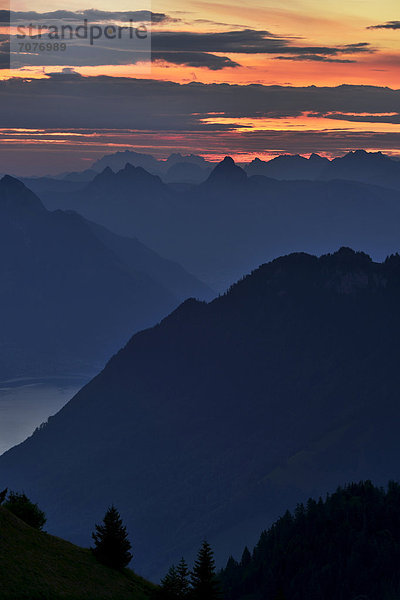 Bergsilhouette  hinten Kleiner und Großer Mythen  Stanserhorn  Schweiz  Europa