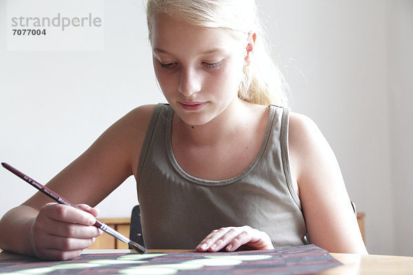 Mädchen malt ein Bild