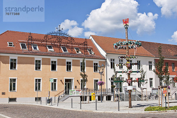 Neues Rathaus Stadt Teltow  Maibaum  Teltow  Brandenburg  Deutschland  Europa