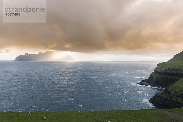 Die letzten abendlichen Sonnenstrahlen ¸ber der Insel Mykines im Nordatlantik  Färöer  Färöer-Inseln  Nordmeer  Nordeuropa  Europa