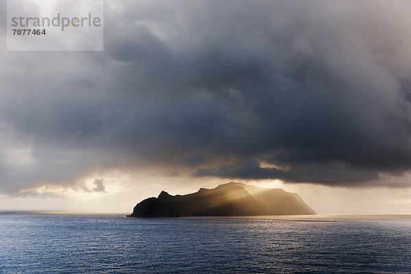 Die letzten abendlichen Sonnenstrahlen ¸ber der Insel Mykines im Nordatlantik  Färöer  Färöer-Inseln  Nordmeer  Nordeuropa  Europa