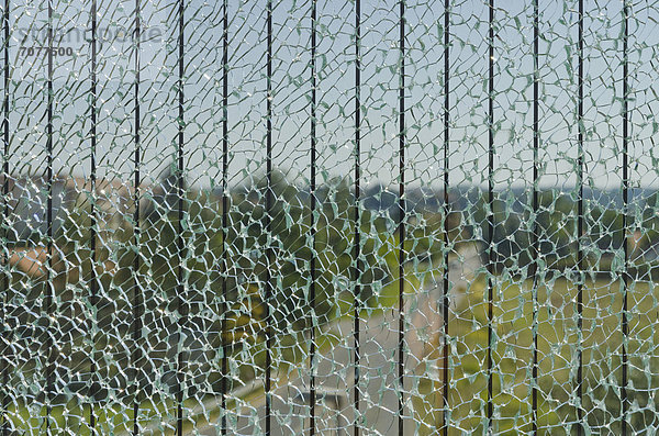 Zerbrochenes Glas einer Schutzscheibe auf einer Straßenbr¸cke  Dresden  Sachsen  Deutschland  Europa