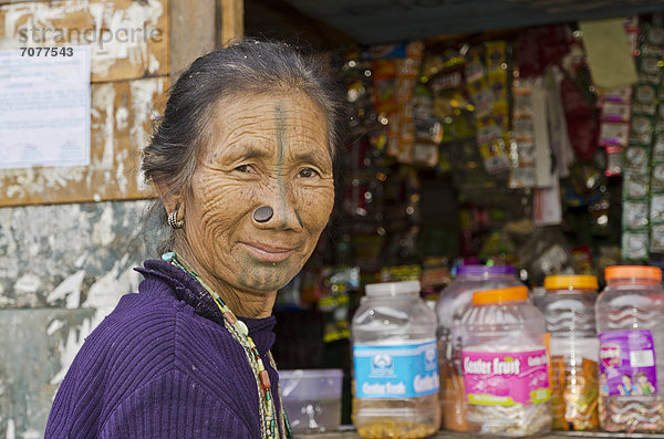 Frau des Apatani-Stammes mit traditionellen Bambus-Scheiben in der Nase  eine Tradition  die verhindern soll  dass junge Apatani-Frauen entf¸hrt werden  nun per Gesetzt verboten  Hong  Indien  Asien