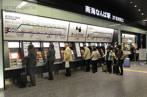 Ticketautomat und dar¸ber Stations¸bersichtsplan mit Tarifen f¸r das Lösen von Fahrkarten  Nambai Namba Station in Osaka  Japan  Ostasien  Asien