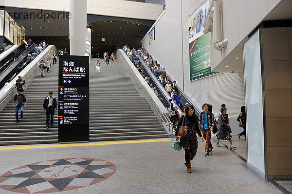 Bahnhofshalle mit Rolltreppe  Nambai Namba Bahnhof mit der Nankai Electrid Eisenbahn in Osaka  Japan  Ostasien  Asien