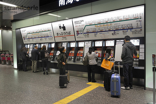 Ticketautomat und dar¸ber Stations¸bersichtsplan mit Tarifen f¸r das Lösen von Fahrkarten und einem gelben Blindenleitstreifen  Nambai Namba Station in Osaka  Japan  Ostasien  Asien