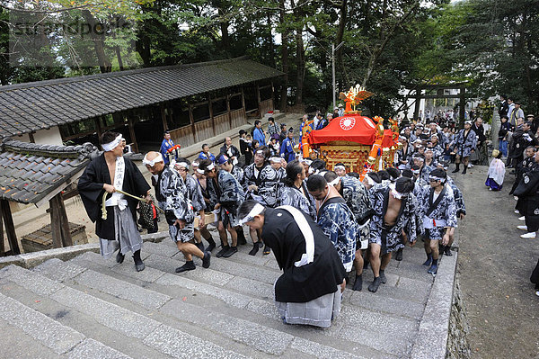 Iwakura Matsuri  Träger tragen den shintoistischen Trageschrein zur¸ck in den Schrein  bei Kyoto  Japan  Ostasien  Asien