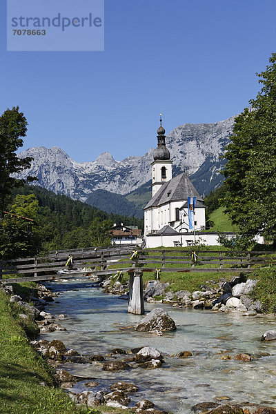 Pfarrkirche St. Sebastian  Ramsauer Ache  hinten Reiteralm  Malerwinkel  Ramsau bei Berchtesgaden  Berchtesgadener Land  Oberbayern  Bayern  Deutschland  Europa  ÖffentlicherGrund