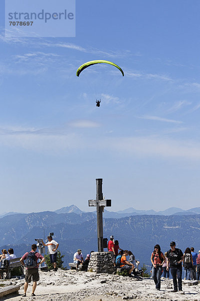 Gleitschirmflieger ¸ber Gipfelkreuz vom Kehlstein  Berchtesgaden  Berchtesgadener Alpen  Oberbayern  Bayern  Deutschland  Europa