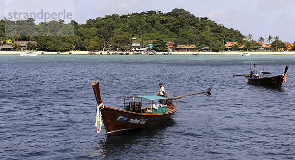 Holzboote auf Phi Phi Island  Krabi  Thailand  Asien