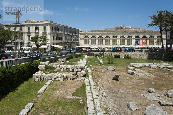 Markthalle und Apollon-Tempel  Siracusa  Syrakus  Insel Ortygia  Ortigia  Sizilien  Italien  Europa