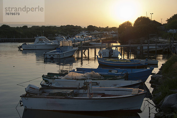 Boote im Hafen bei Sonnenuntergang  Ognina  Syrakus  Sizilien  Italien  Europa