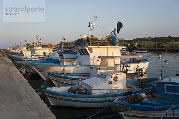 Boote im Hafen  Ognina  Syrakus  Sizilien  Italien  Europa