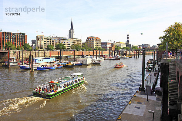 Hansestadt Hamburg Hafen mit Ausflugsbooten  Hafenrundfahrt  Deutschland  Europa