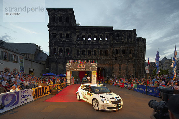Andreas Mikkelsen und Ola Floene starten vor der Porta Nigra mit einem Skoda zur ADAC Rallye Deutschland  Trier  Rheinland-Pfalz  Deutschland  Europa