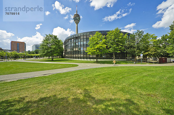 Blick auf den Landtag  Rheinturm und das Stadttor  Landeshauptstadt D¸sseldorf  Nordrhein-Westfalen  Deutschland  Europa