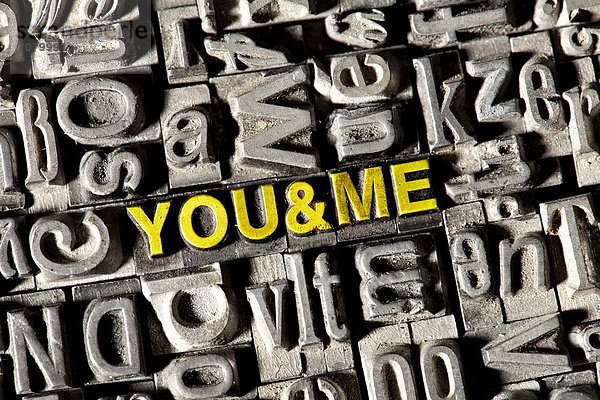 'Alte Bleilettern bilden den englischen Begriff ''YOU&ME'''