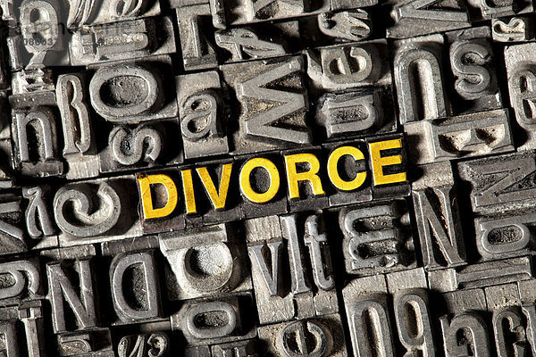 'Alte Bleilettern bilden das englische Wort ''DIVORCE'''