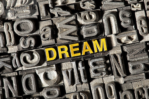 'Alte Bleilettern bilden das englische Wort ''DREAM'''